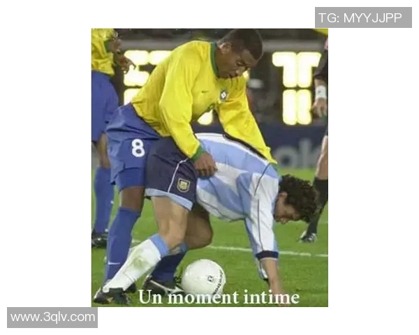 模仿足球巨星上街引发围观年轻人用创意方式表达对偶像热爱